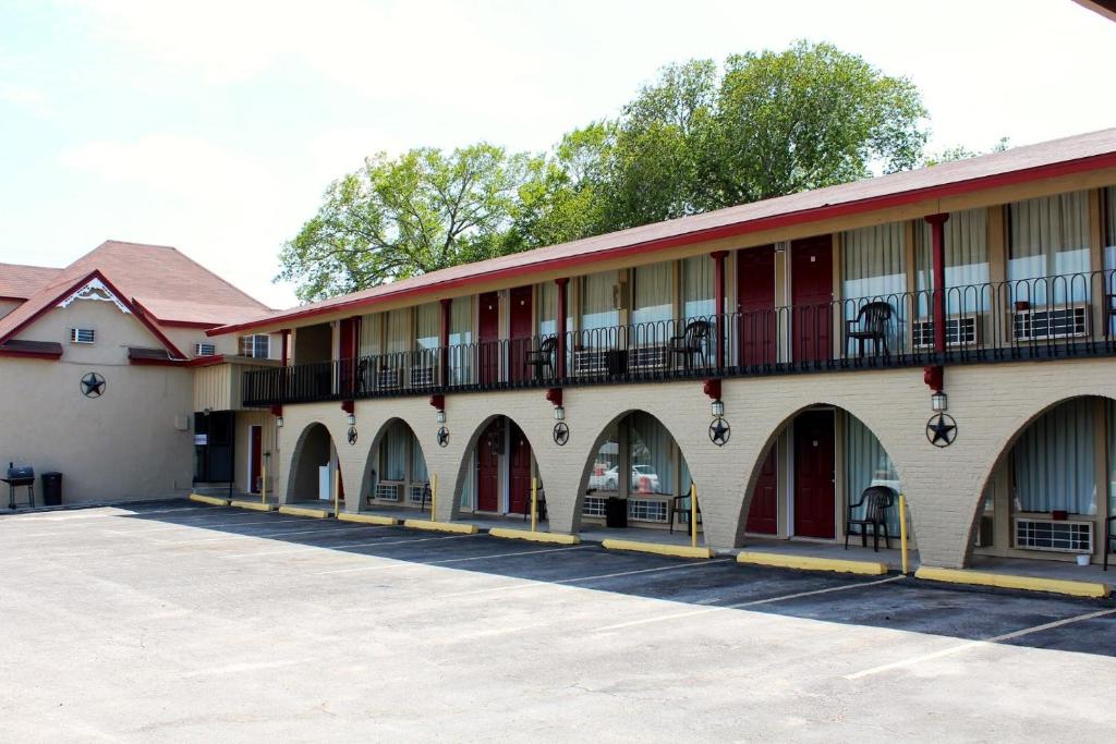 Executive Inn Goliad photo