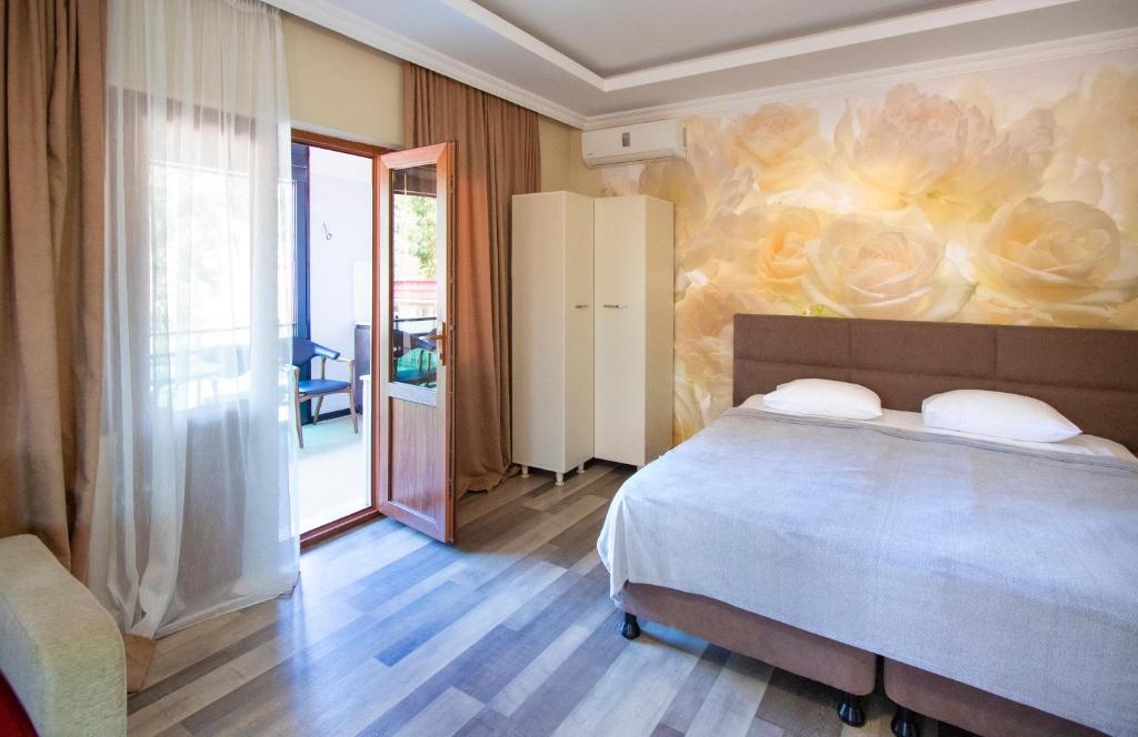Hotel Smile photo
