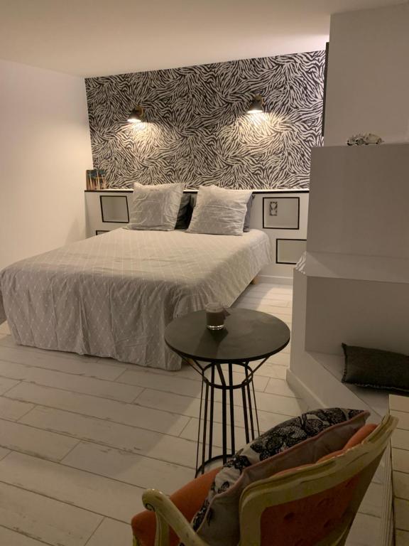 Double chambre piscine, spa, jardin, parc en bordure de rivière