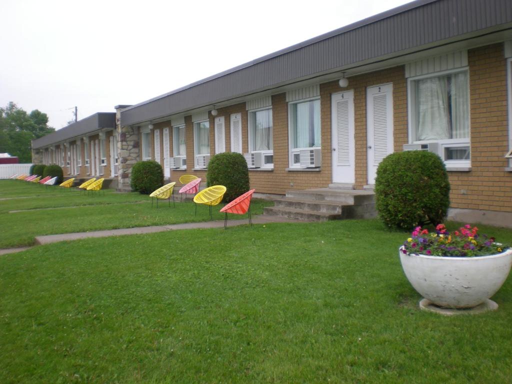 Best Price on Motel Vaudreuil in Vaudreuil Dorion (QC) + Reviews!