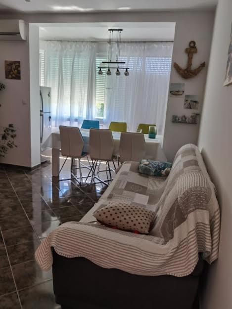 Apartman Rab-Palit, Palit