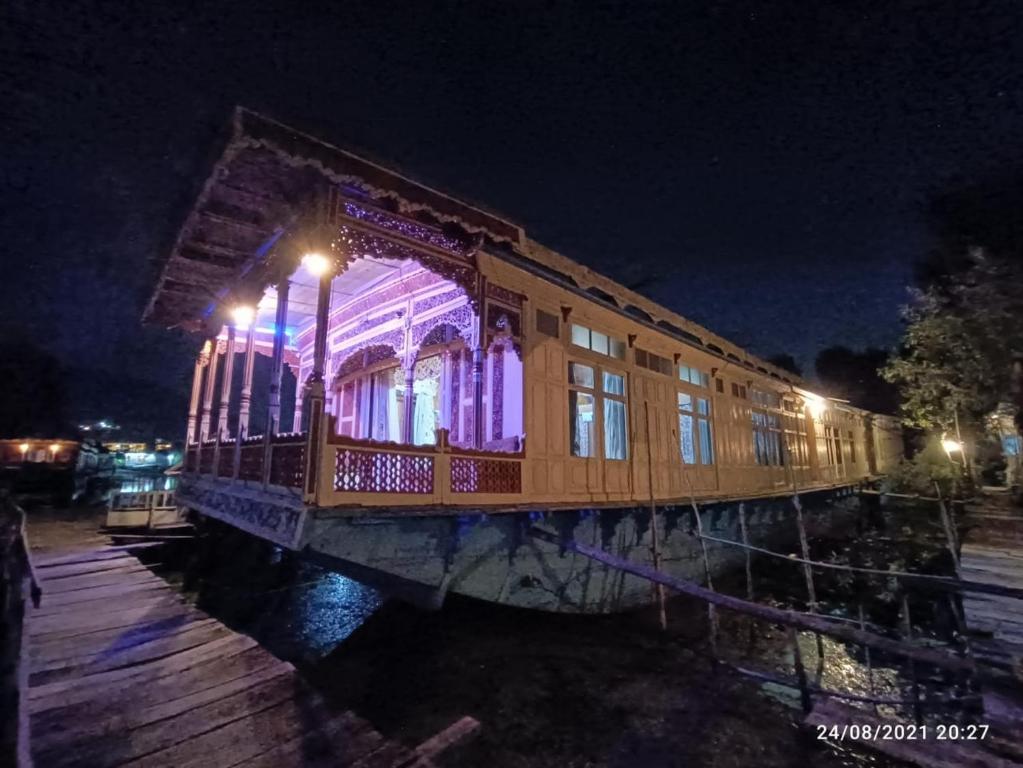 Balmoralcastleheritagehouseboat — Hotel in Srinagar