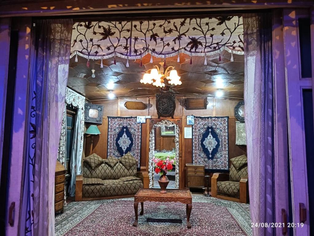 Balmoralcastleheritagehouseboat photo