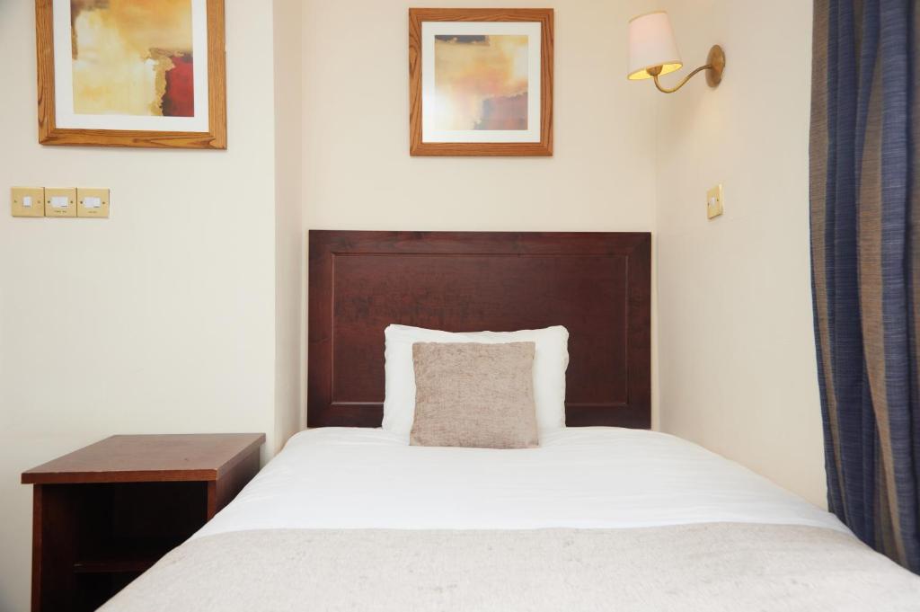 The Bell Hotel Woburn By Greene King Inns photo