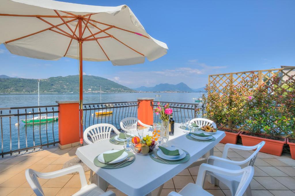 Red House: Beachfront Terrace & Private Beach - Happy Rentals - 3