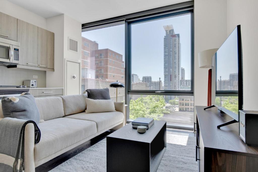 W Loop Studio w Gym WD 3 blocks to L CHI-675, Chicago