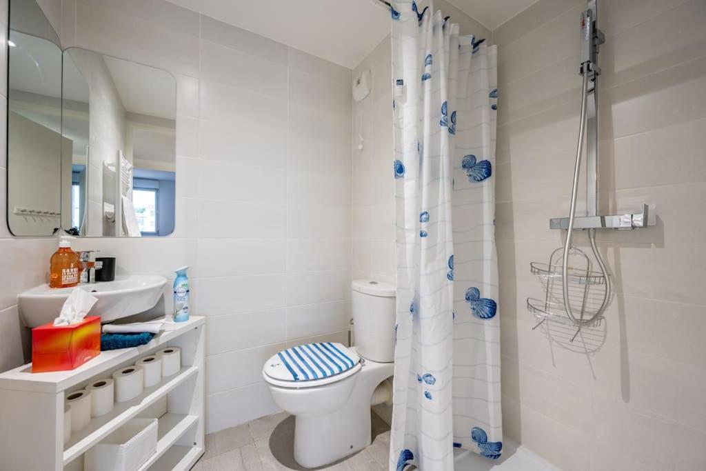 Juan Les Pins Two Bed Apt Beach Access - 3