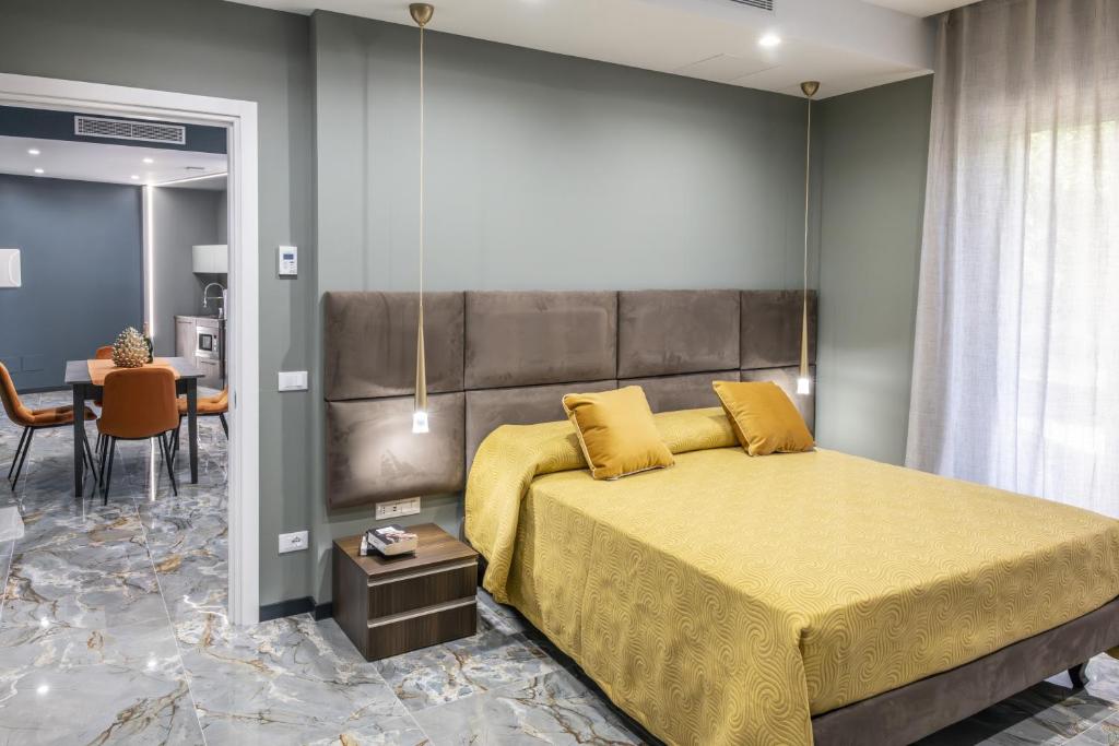 Gold Luxury Flat x4 - 1