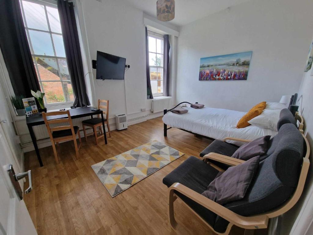 Studio Apartment, Private Parking, Walk To Centre, Uni and Hospital, Long Stay Prices, Exeter