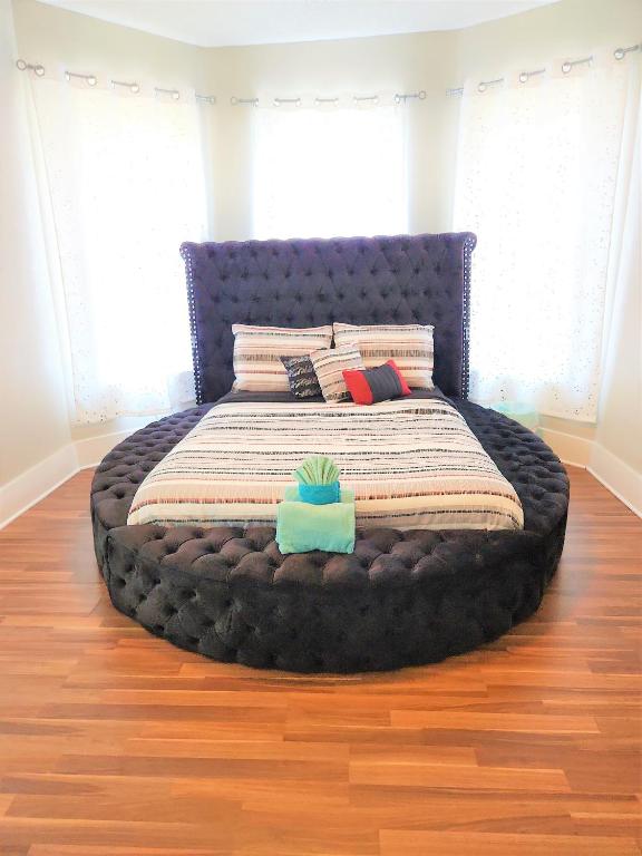 Experience Galveston- Only 1 Block to Beach & Pleasure Pier- 2BED 2Bath-6Beds-7 Minutes to Cruise Port-CasaAzul-2605A-, Galveston