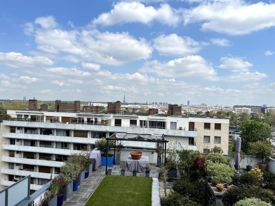 Studio with view of the Eiffel Tower, 10 mins from Paris