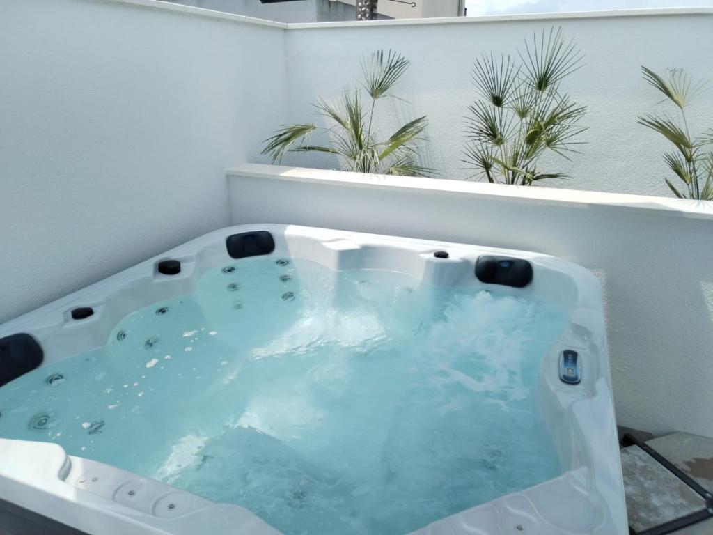 Olive Tree apartment with jacuzzi, Kaštela