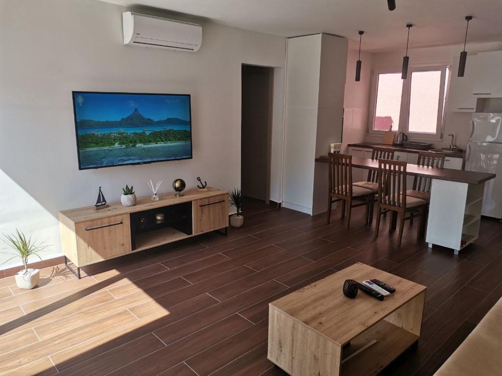 3 Min Walk to Beach Spacious 3BR Flat with Balcony Parking - 2