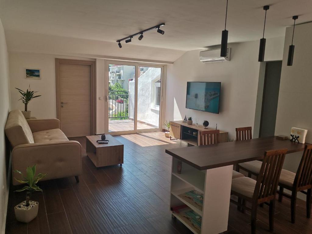 3 Min Walk to Beach Spacious 3BR Flat with Balcony Parking - 3