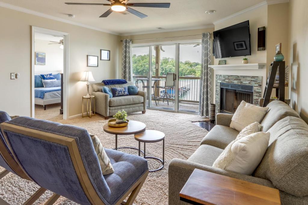 Lake Views and Pool Access Condo in Osage Beach!, Osage Beach