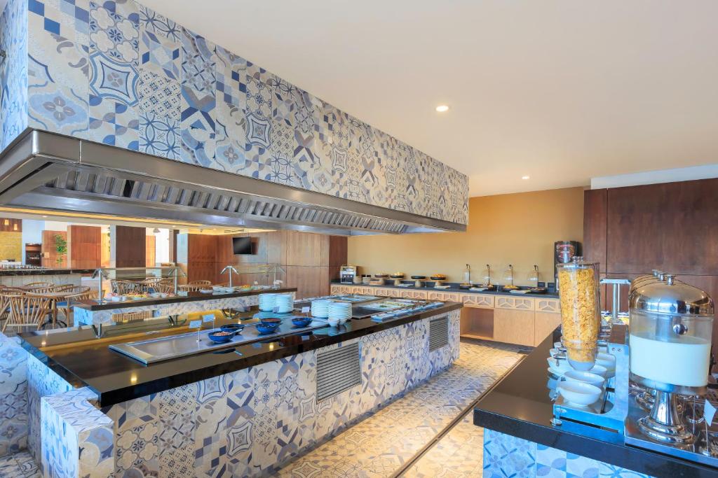 Courtyard by Marriott Mazatlan Beach Resort - 4