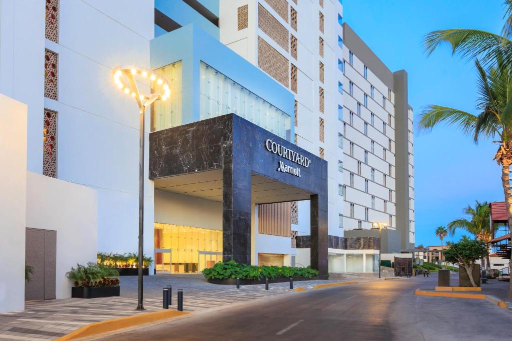 Courtyard by Marriott Mazatlan Beach Resort - 3