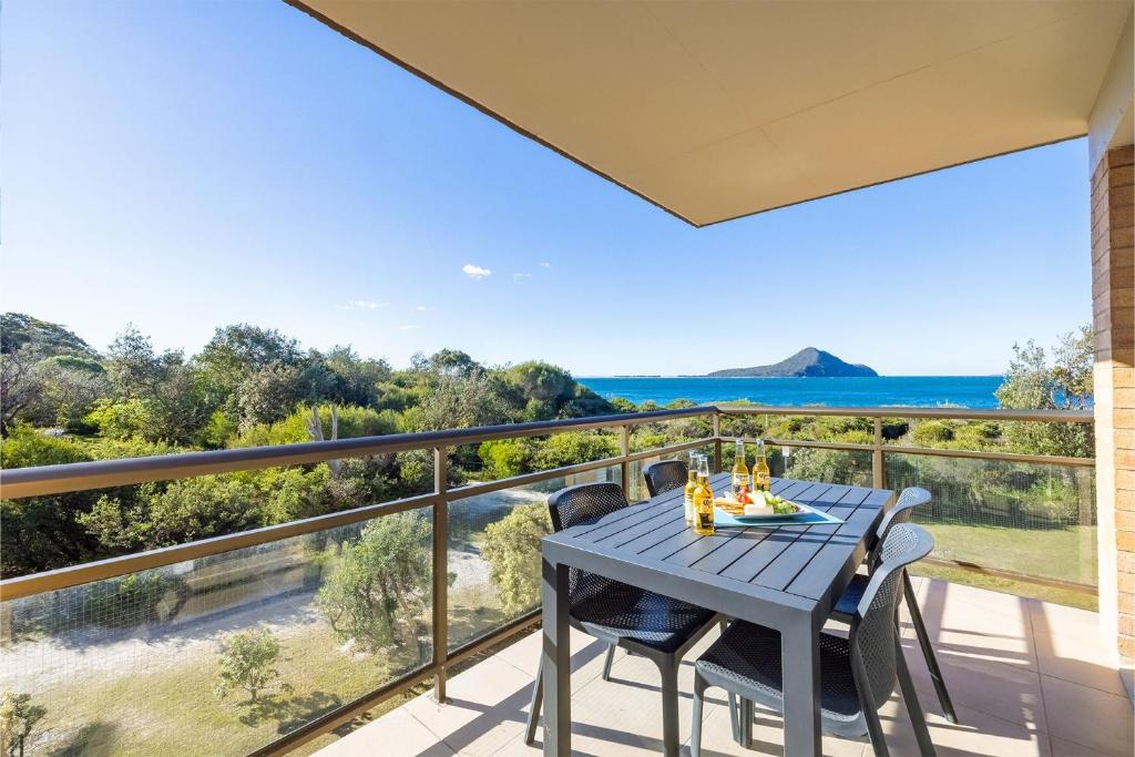 Intrepid, 15 3 Intrepid Close - right on the beachfront and WiFi, Shoal Bay