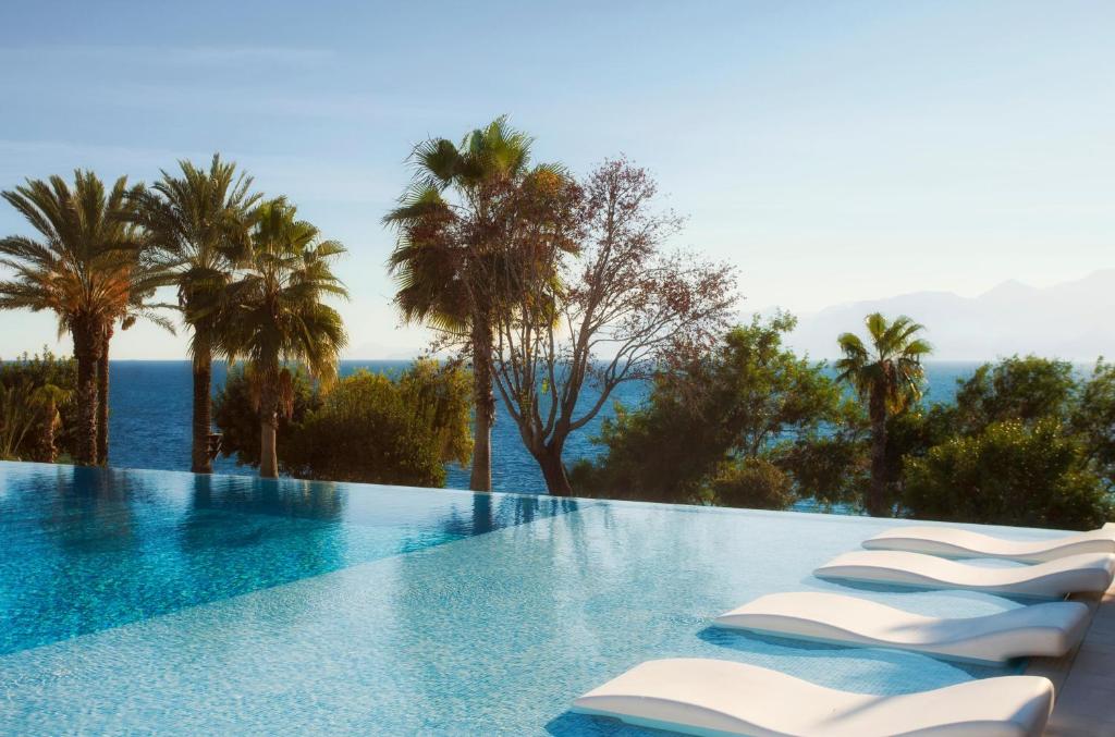 akra antalya hotel infinity pool