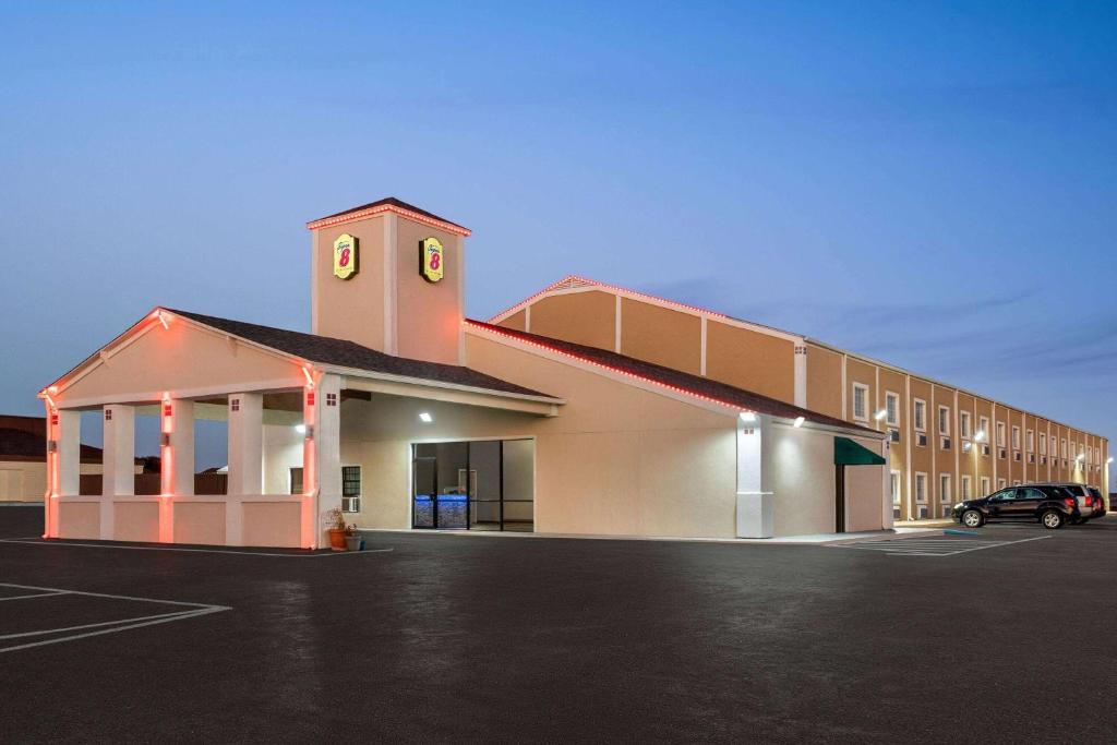 Super 8 by Wyndham Gainesville TX photo