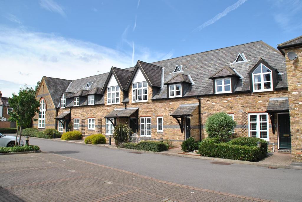 One Bedroom Central Windsor Flats with Parking, London 2024 Updated