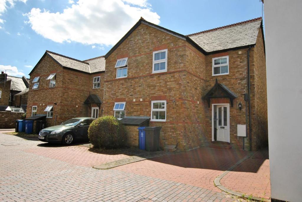 Cosy 2-Bedroom Cottages in Central Windsor photo