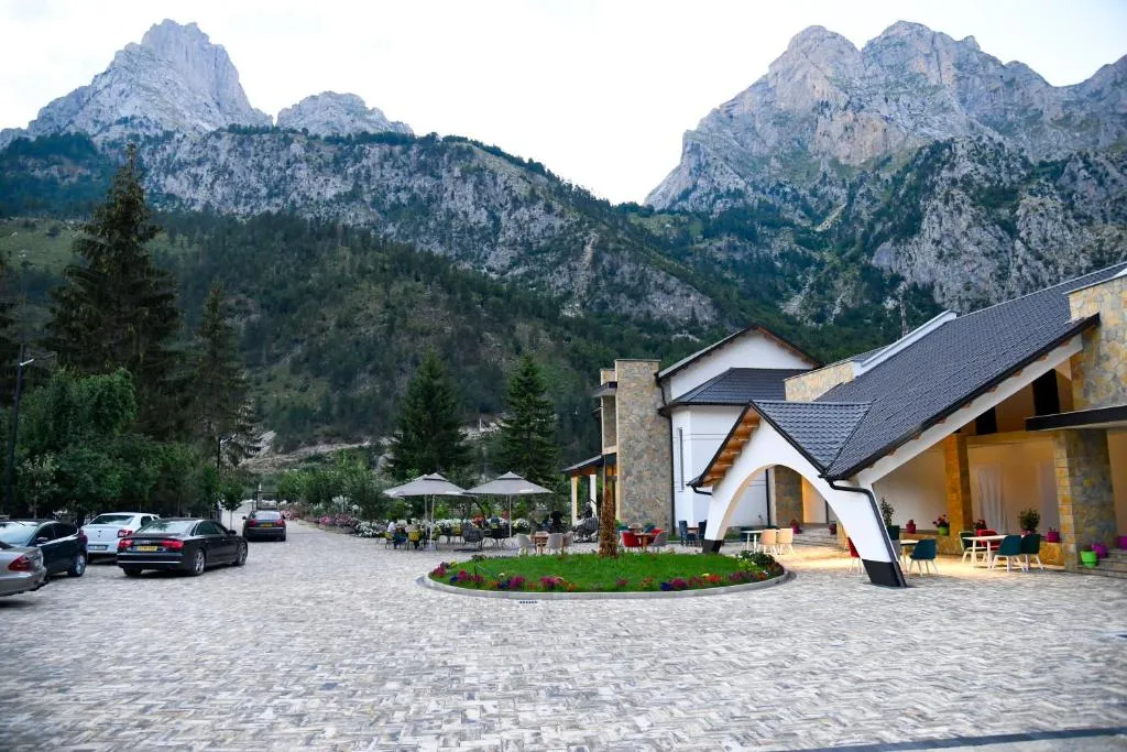 Breezy Hotel, hotel in Valbonë