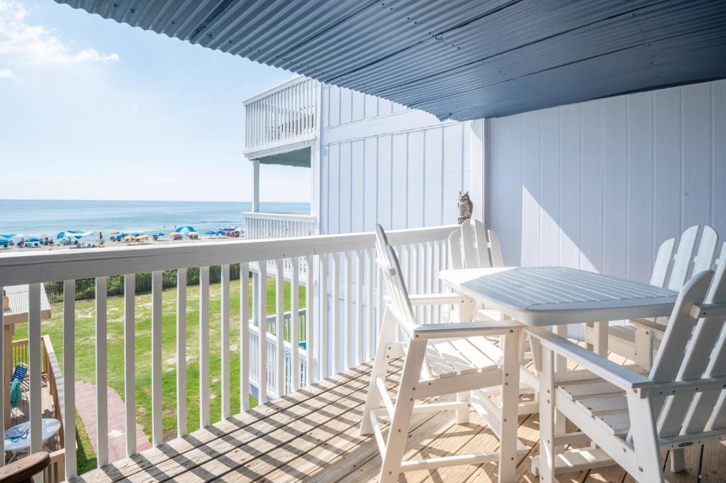 Oceanfront Condo with pool - Walk to the Tiki Bar, Carolina Beach
