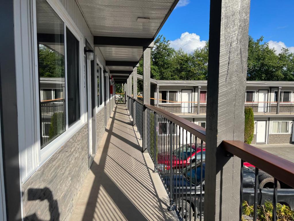 Chalet Inn photo