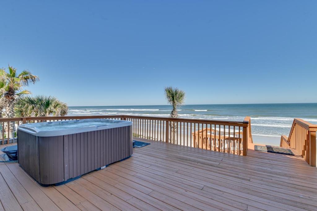 Oceanfront Escape on Wilbur Beach!, Wilbur-by-the-Sea