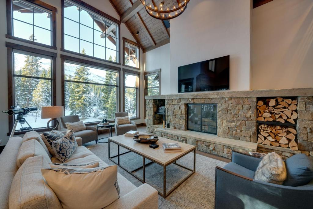 Custom Ski-InandOut Chalet with Hot Tub and Wet Bars!, Big Sky