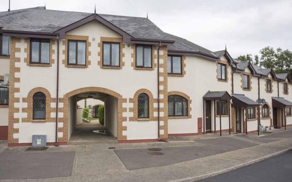 Coach House, Forest Park, Courtown, County Wexford - Sleeps 6