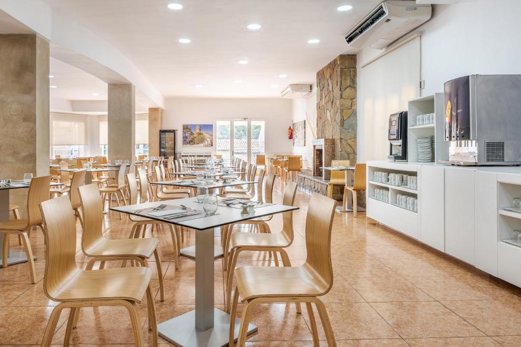 Globales Simar — Restaurant & bars in Puerto Pollensa, Balearic Islands