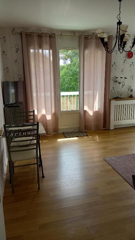 studio 1 pièce principale avec balcon local à vélo privé place dans la rue pour voiture, Dieppe