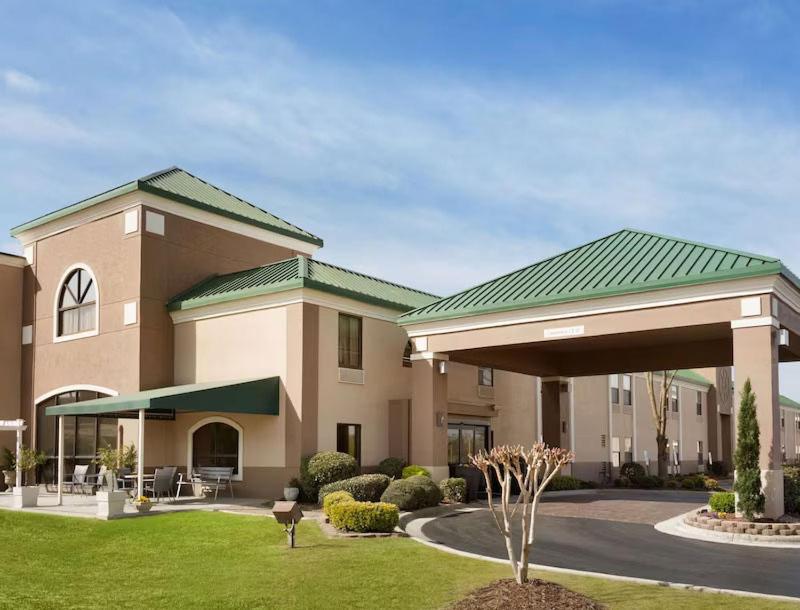 Spring Lake Inn & Suites - Fayetteville