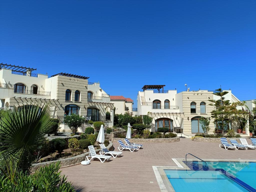 Sunny, big pool, garden-roof terrace view Cornervilla on area Kyrenia-Bahceli North-Cyprus, Bahçeli