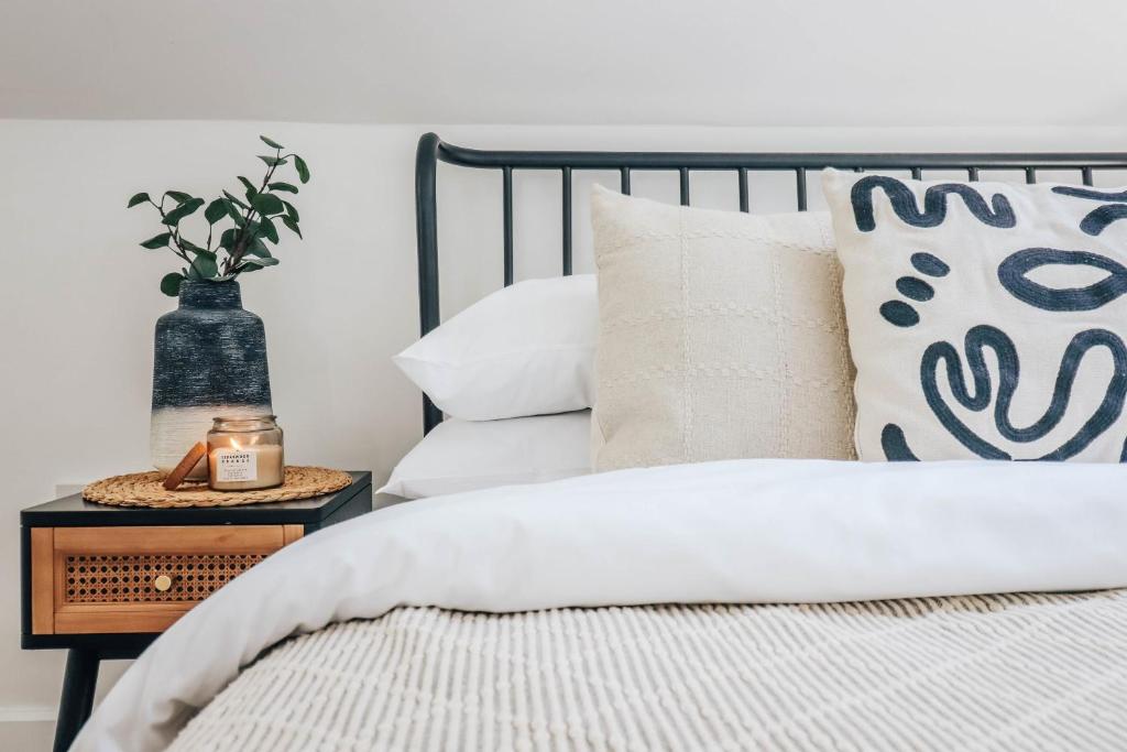 Principality View Apartment Three, by Solace Stays, Cardiff