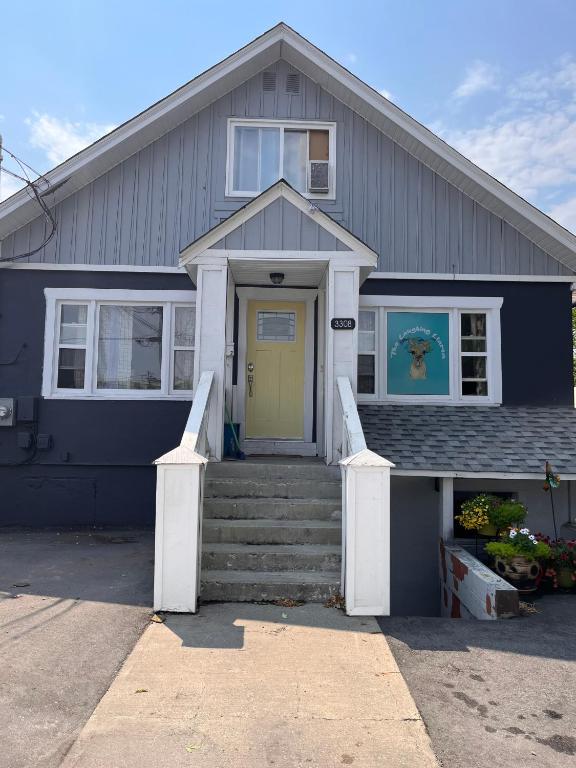 Laughing Llama, Vernon