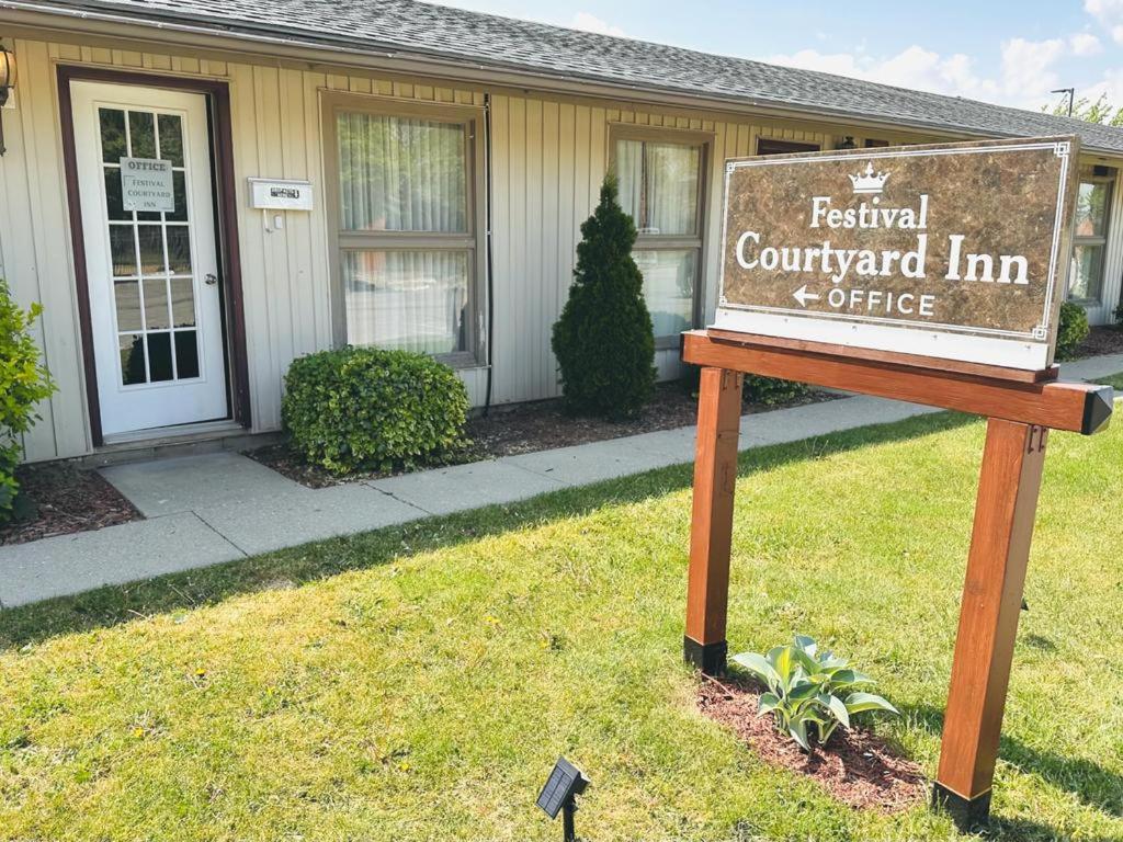 Festival Courtyard Inn — Hotel in Stratford (ON)