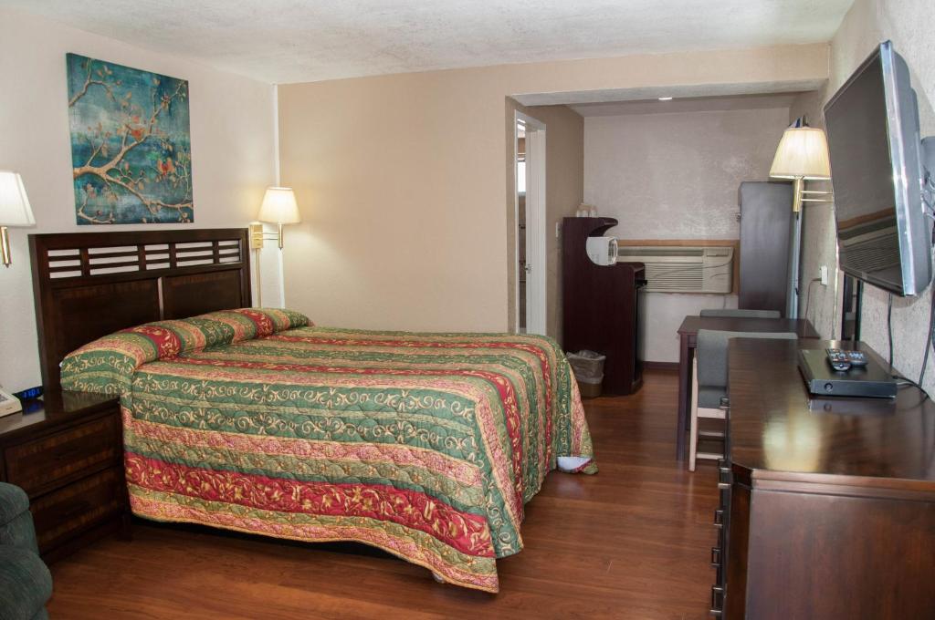 Esquire Inn photo