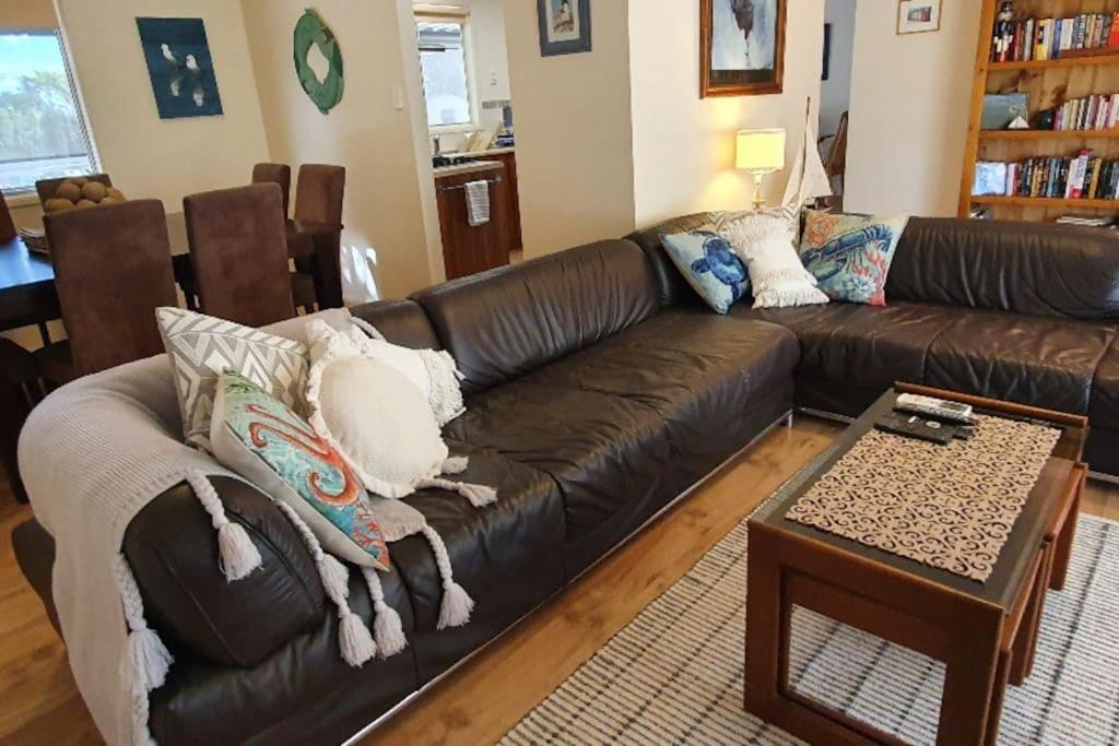 Family Friendly Beach House 전경