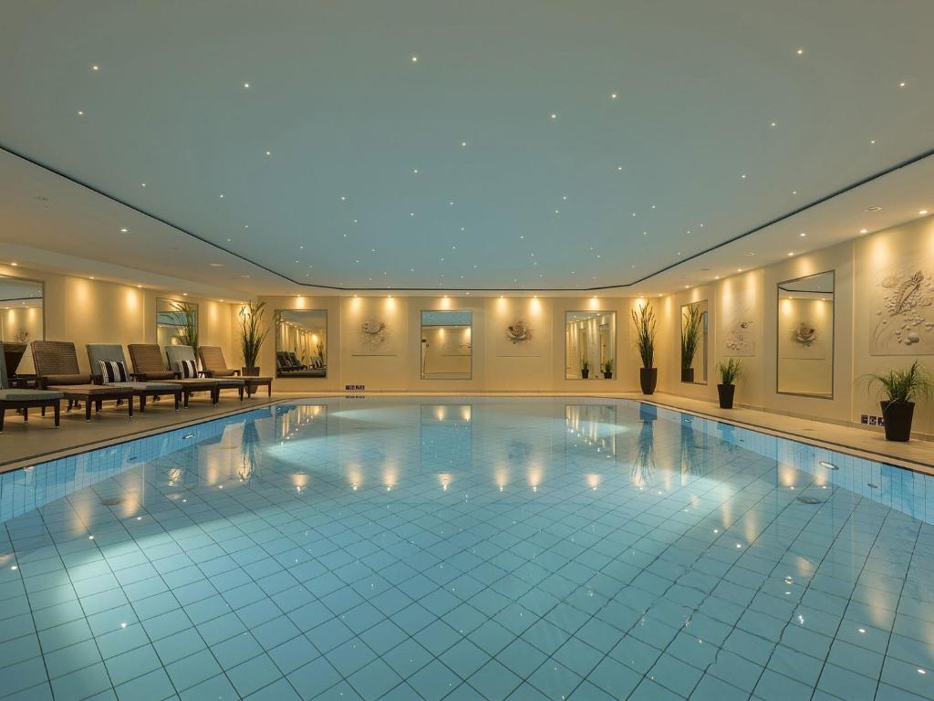マリティム ホテル ケーニヒスヴィンター (Maritim Hotel Konigswinter) スイミングプール
