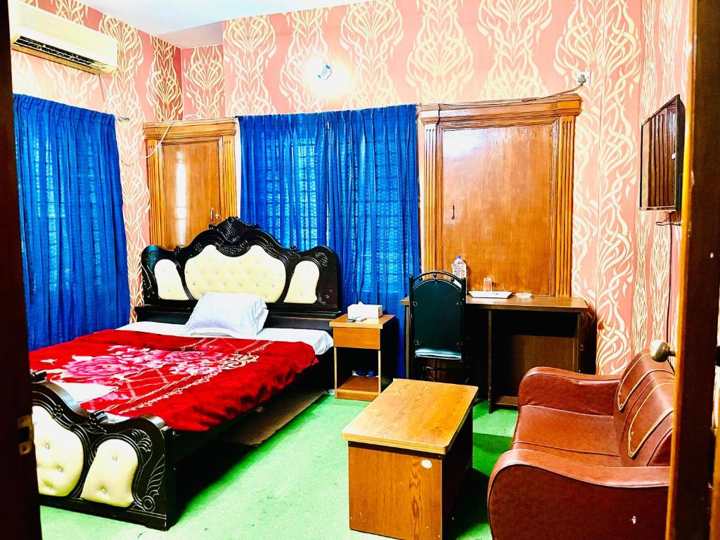 Hotel Crown Plaza Inn photo