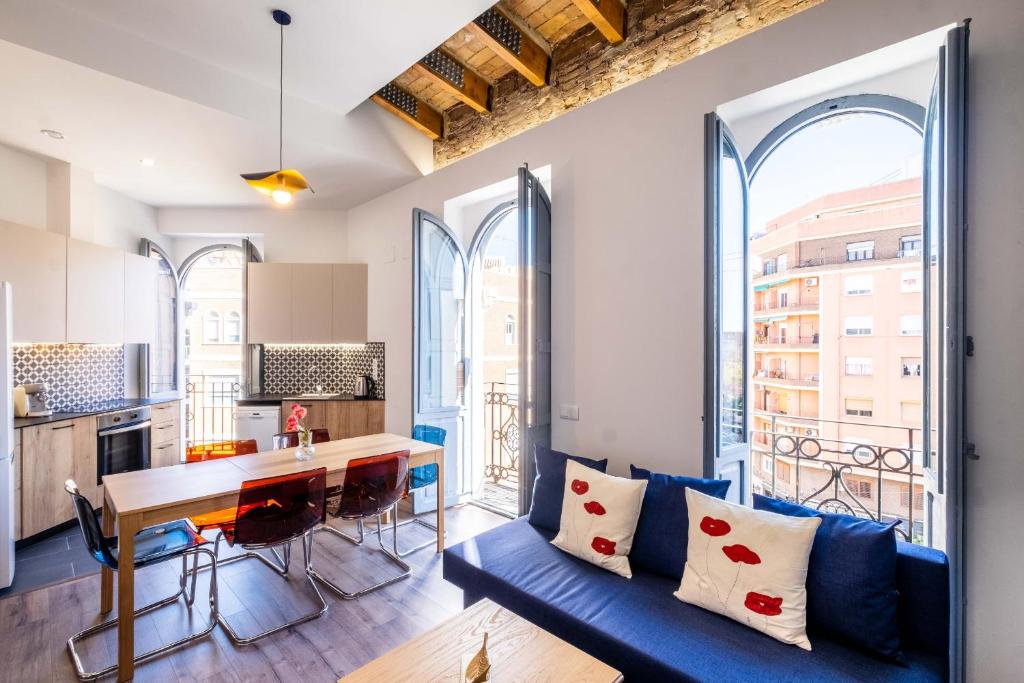 BrightHouse with Warm and Friendly Vibes, Valencie