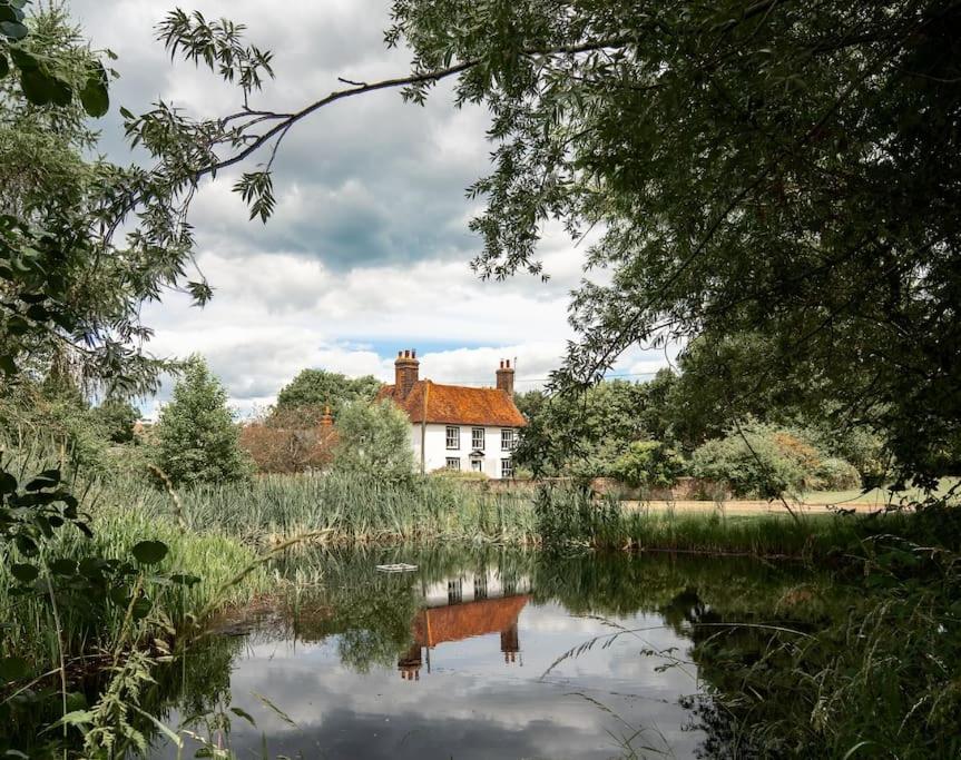 5 Bed Farmhouse Suitable for Contractors Private Parking