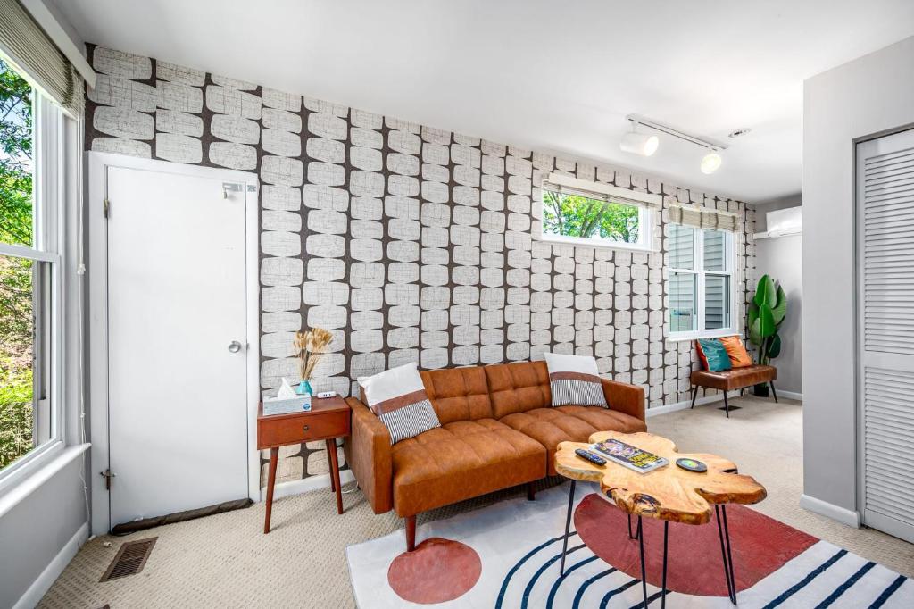 Retro Loft steps from Duke, Durham