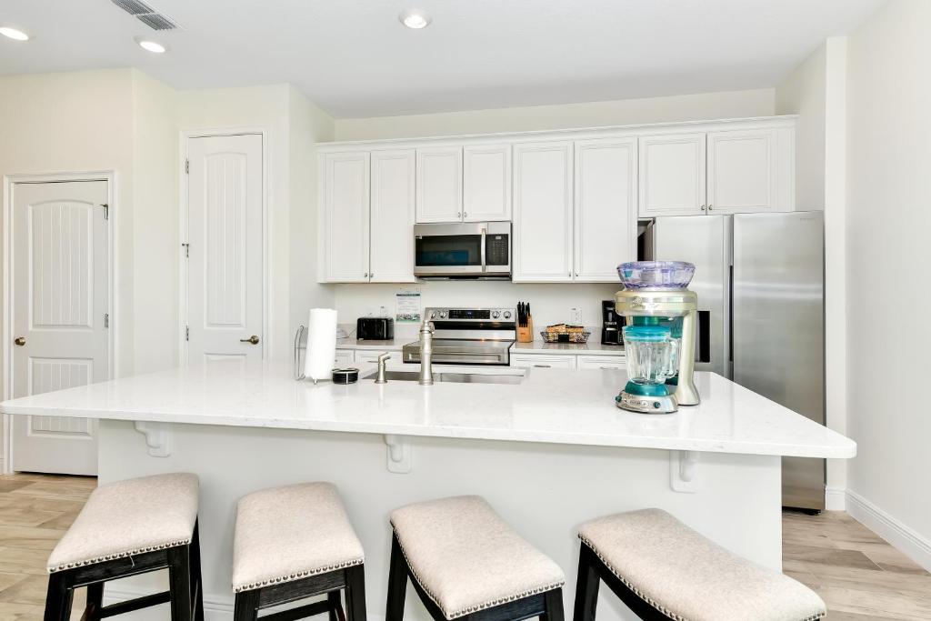 Margaritaville Cottages Orlando by Rentyl with H2O Waterpark — Hotel rooms in Kissimmee, Florida