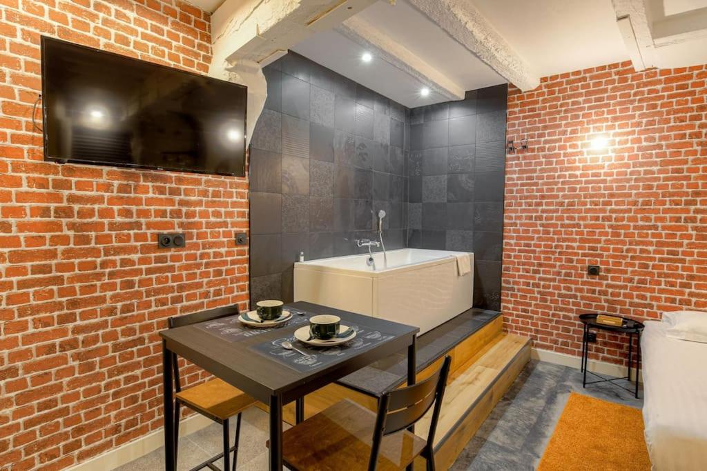 Industrial-style studio with bathtub, Vieux-Lyon - 5