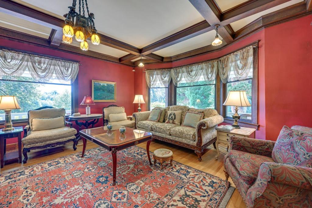 Historic Auburn House on 37 Acres with Private Lake 전경