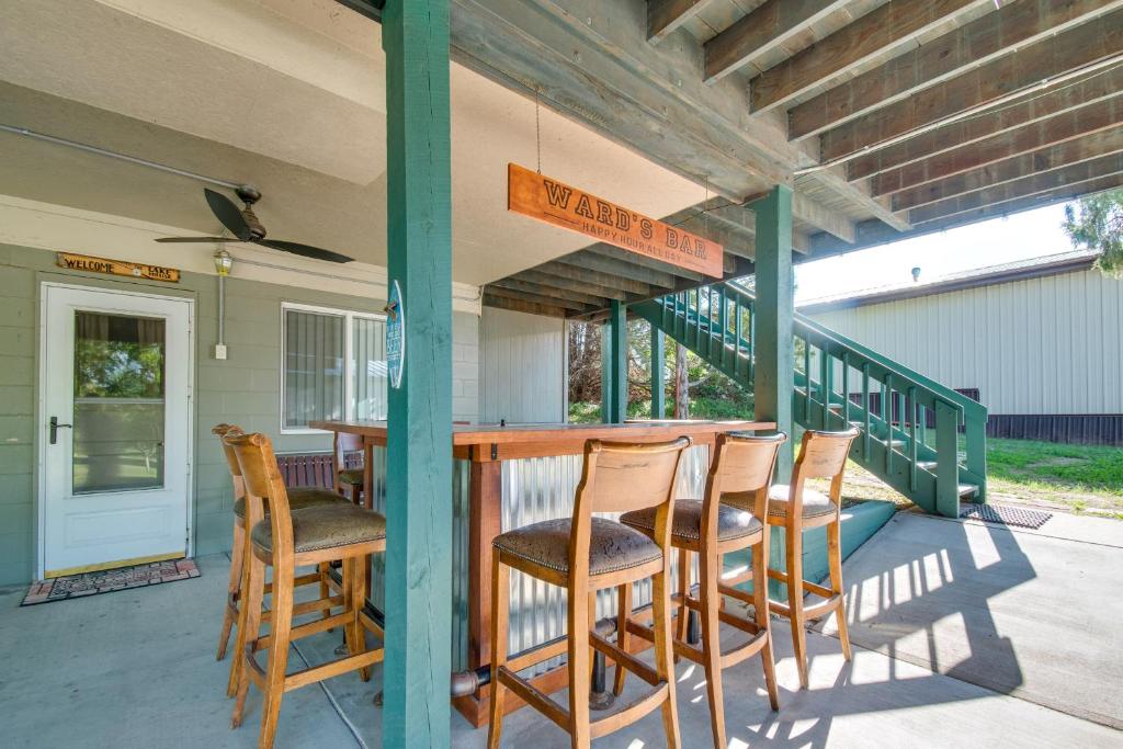 2-Level Home with Deck half Mi to Lake McConaughy!